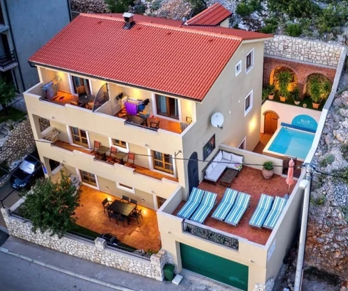 Senj, casa con cuatro apartamentos y piscina, 346 m²