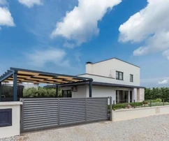 <p>Villa con piscina, ubicación tranquila, Poreč.</p>