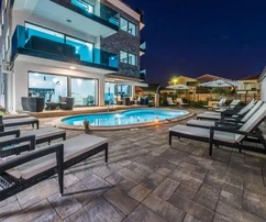 Villa au centre de Vir, luxueusement équipée avec piscine et terrasse sur le toit