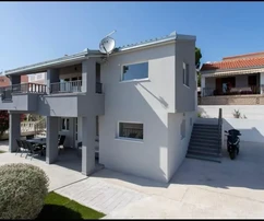 Čiovo, Okrug G. casa indipendente di 192 m2 su due piani, vista mare,