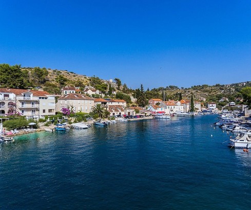 Brac, dom rodzinny nad morzem z kilkoma niezależnymi mieszkaniami