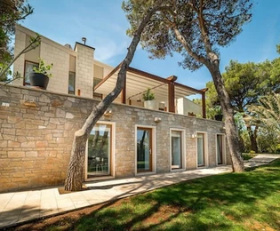 Villa di lusso in vendita a soli 35 metri dal mare a Brač in Croazia