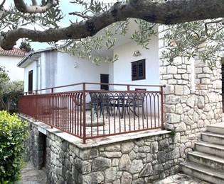 Incantevole casa a Brac con studio e giardino in vendita