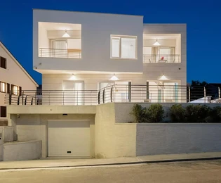 Vila s bazénem na prodej v první řadě u moře na ostrově Brač v Chorvatsku