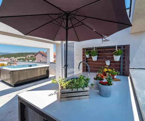 Modernes Haus mit Meerblick in Okrug zu verkaufen in Kroatien