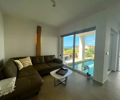 Njivice, appartamento con piscina in vendita