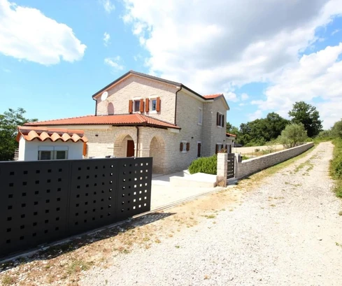 Villa en pierre avec piscine disponible à Kanfanar en Croatie