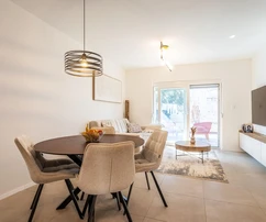 Solin, kereskedelmi helyiség, amely kétszobás lakássá lett átalakítva, összesen 67 m² alapterülettel