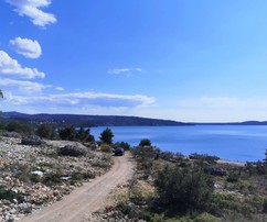 Landwirtschaftsfläche direkt am Meer auf der Insel Brač zu verkaufen