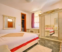 Ekskluzywna willa na sprzedaż w Poreču z wystrojem inspirowanym Versace w Chorwacji