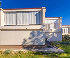 VILLA ADOSADA CON VISTAS AL MAR, A 450 M DE LA PLAYA.