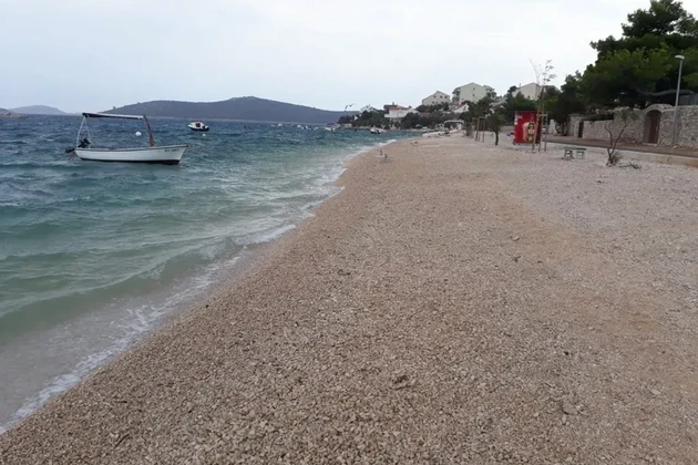 Marina, Sevid, Baugrundstück 967 m2, zweite Reihe vom Meer und Strand entfernt