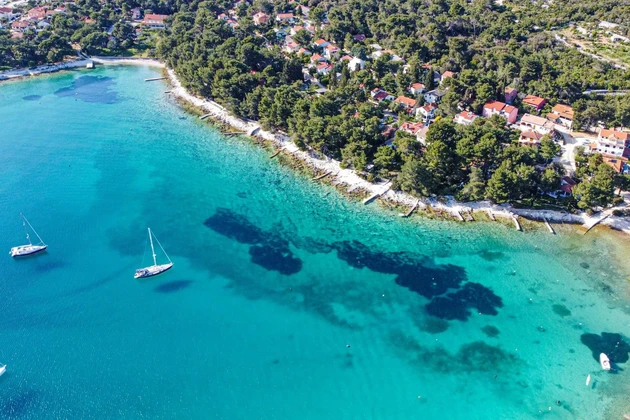 Mali Lošinj, freistehendes Haus mit einer Wohnung und drei kleineren Apartments