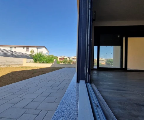 Vir, luxusný byt 153 m² s impozantnou súkromnou záhradou 250 m² - len 180 m od pláže