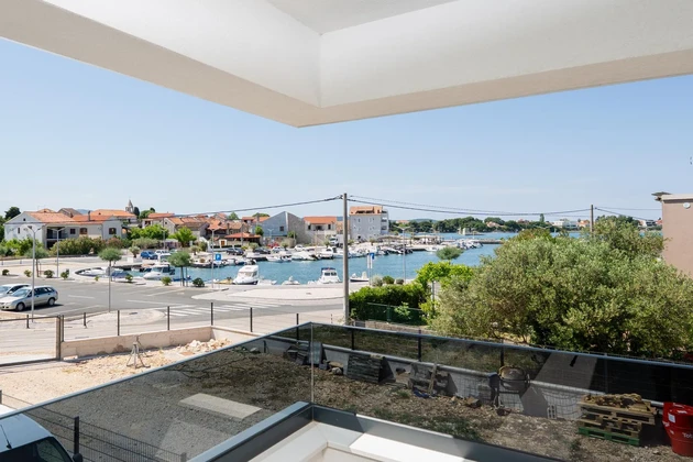 Zadar, Sukošan, luxusní třípokojový apartmán s terasou a výhledem na moře