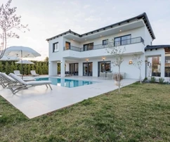 Istria, Svetvinčenat, elegancki dom wolnostojący z basenem otoczony zielenią