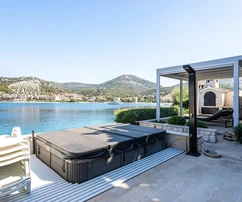 Direkt am Meer gelegenes Haus in Seget zu verkaufen in Kroatien