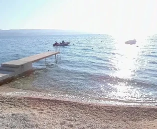 Omiš, terreno edificabile di 1360 m2 nella zona M1, prima fila sul mare