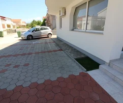 Erdgeschoss eines Hauses mit Teil des Gartens, Südseite, 400 Meter zum Meer