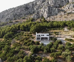 Hill villa with sea view