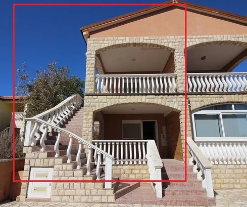 Řadový dům se dvěma krásnými samostatnými apartmány 50 metrů od moře