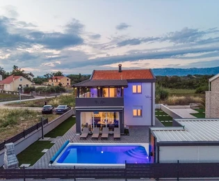 Proprietà con piscina a 250 metri dal mare