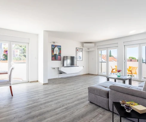 Több lakásos ház eladó a tenger közelében Okrugban Horvátországban