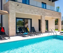 Istrien, Labin: Modernes haus mit pool und tennis