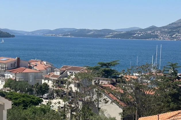 Dreizimmerwohnung in Okrug in Strandnähe zu verkaufen in Kroatien