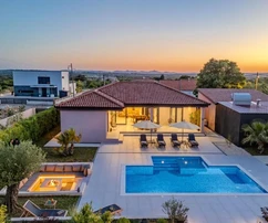 Zadar, Smoković, modern villa medencével, Új építésű