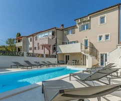 Medulin - Multifamily residence with pool and renovated apartments