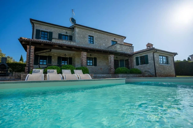 Authentique villa en pierre à vendre à Sveti Lovreč en Croatie