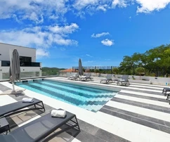 Schöne moderne Villa in einem großen Garten mit Swimmingpool und Blick auf das Meer, Sveti Lovreč, ISTRIEN