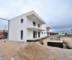 Vodice - CONSTRUCTION NEUVE - Maison S1 avec piscine et garage, à 650 m du centre