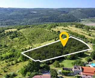 Grožnjan, Isztria: Telek panorámás kilátással a Mirna-völgyre<p></p>