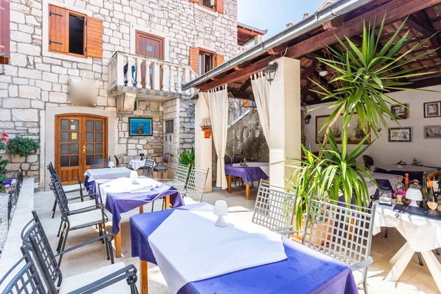 Incantevole antica casa in pietra con appartamenti e ristorante in vendita a Supetar in Croazia