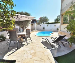 Vodice - casa con tres apartamentos, piscina, vista al mar