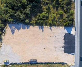 Wielofunkcyjna działka budowlana na sprzedaż w Kaštelach, w pobliżu autostrady