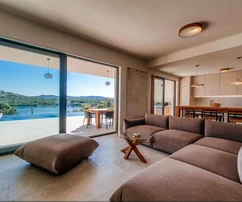 MODERNE LUXUSVILLA MIT INFINITY-POOL UND MEERBLICK!