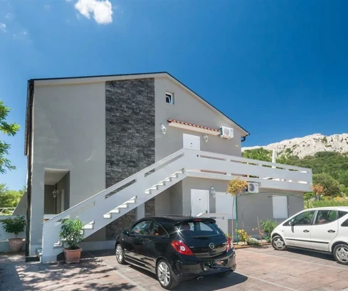 Detached house with five apartments, in an attractive location, 500 m from the beach!