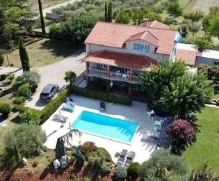 <p>Bellissima villa in pietra su un ampio terreno con vigneto privato, Poreč, ISTRIA</p>