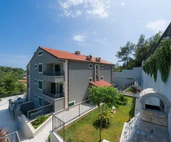 Hvar, Milna, casa di appartamenti con piscina, superficie totale 1044 m²
