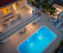 Rogoznica, maison magnifiquement conçue avec piscine et jardin près de la mer