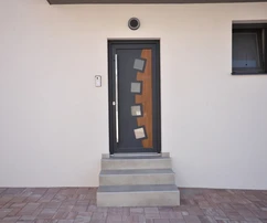 Nuova casa bifamiliare su 3 piani, con piscina e giardino - a 700 m dalla spiaggia