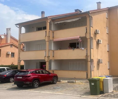 ¡APARTAMENTO DÚPLEX ATRACTIVO CON VISTA PARCIAL AL MAR, A 300 M DEL MAR!