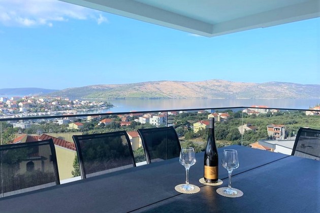 Luxusvilla in Trogir mit traumhaftem Meerblick zu verkaufen