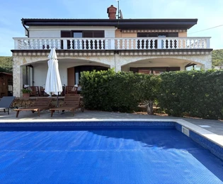 CASA ADOSADA CON DOS VIVIENDAS Y PISCINA, ¡A 350 M DE LA PLAYA!