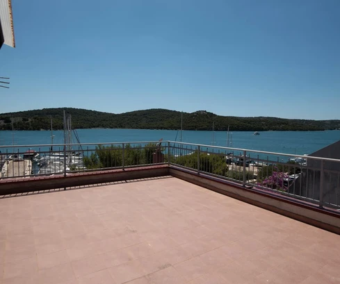 Tisno, edificio de apartamentos exclusivo junto al mar con vista panorámica al mar y barco