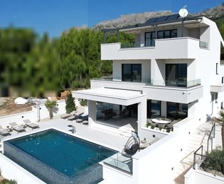 Lussuosa villa divisa con vista mare e piscina, su 4 piani