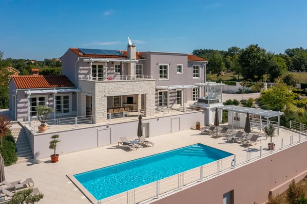 Istria, Svetvinčenat: Elegantná vila s bazénom a záhradou